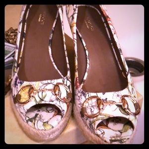 Gucci as new wedge sandals size 9